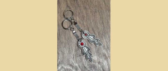 Брелок из кости с камнем ЯЗЫКИ ПЛАМЕНИ 